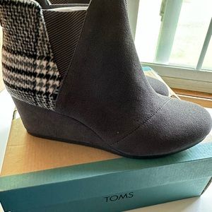 Toms size Women’s 12 NEW wedge Suede